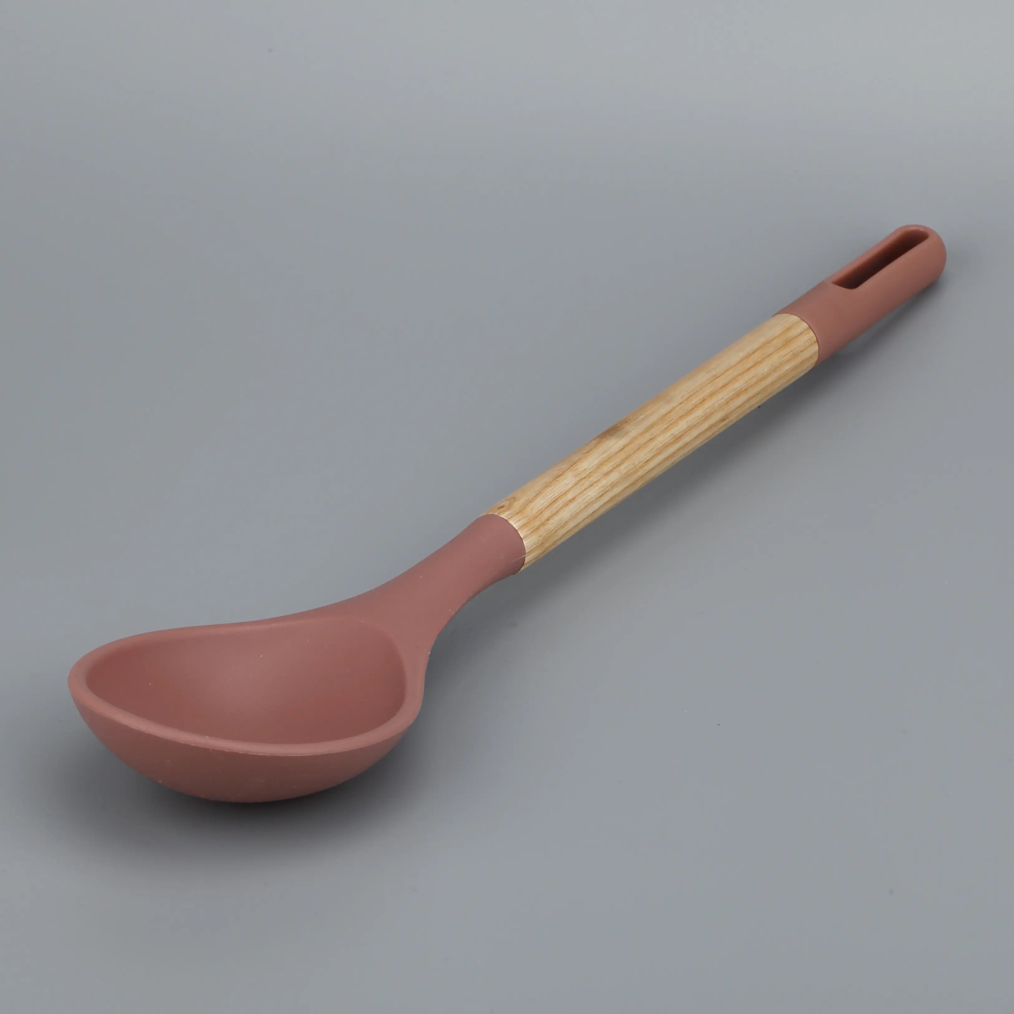 ملعقة سكب من الحر