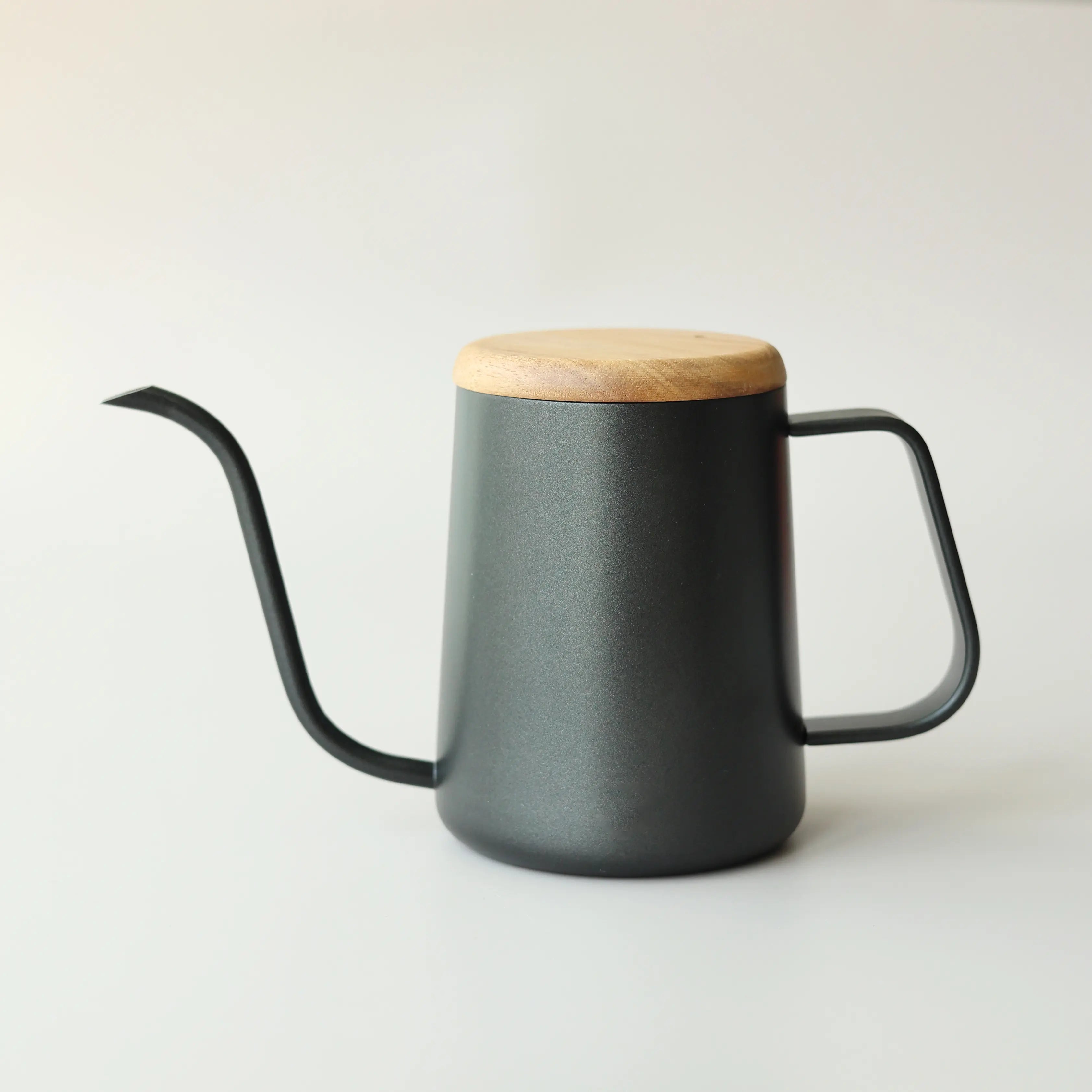 ابريق القهوة المختصة من الحر