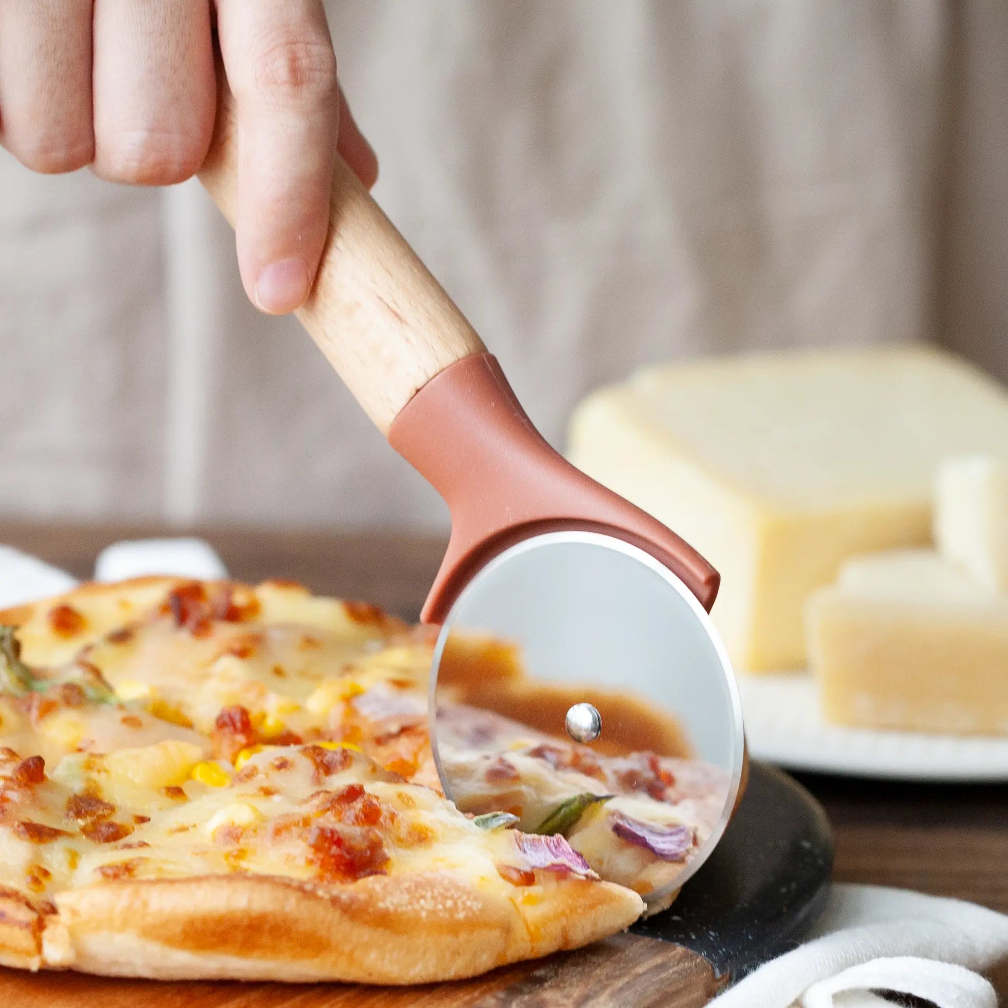 قطاعة بيتزا من الحر