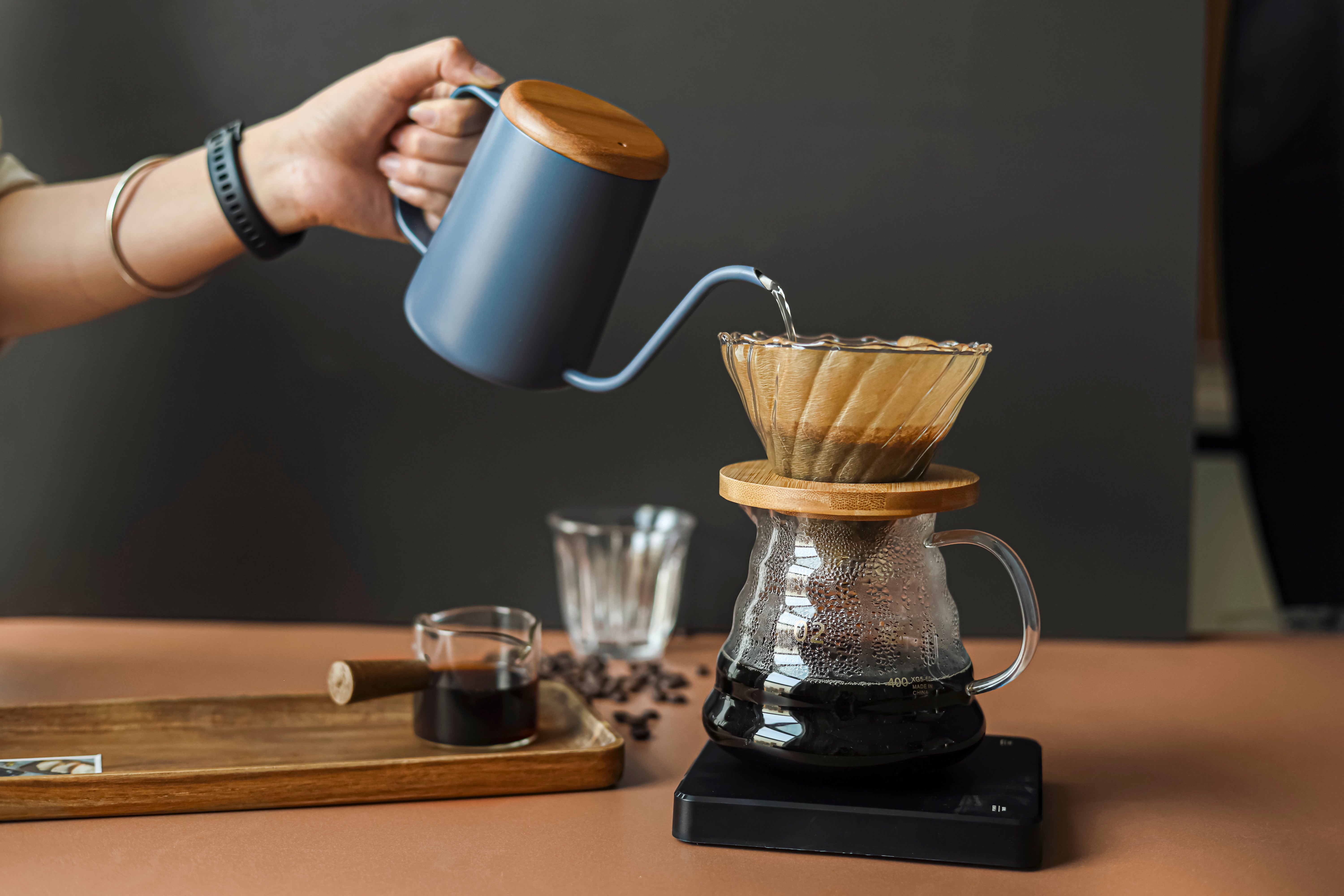 ابريق القهوة المختصة من الحر