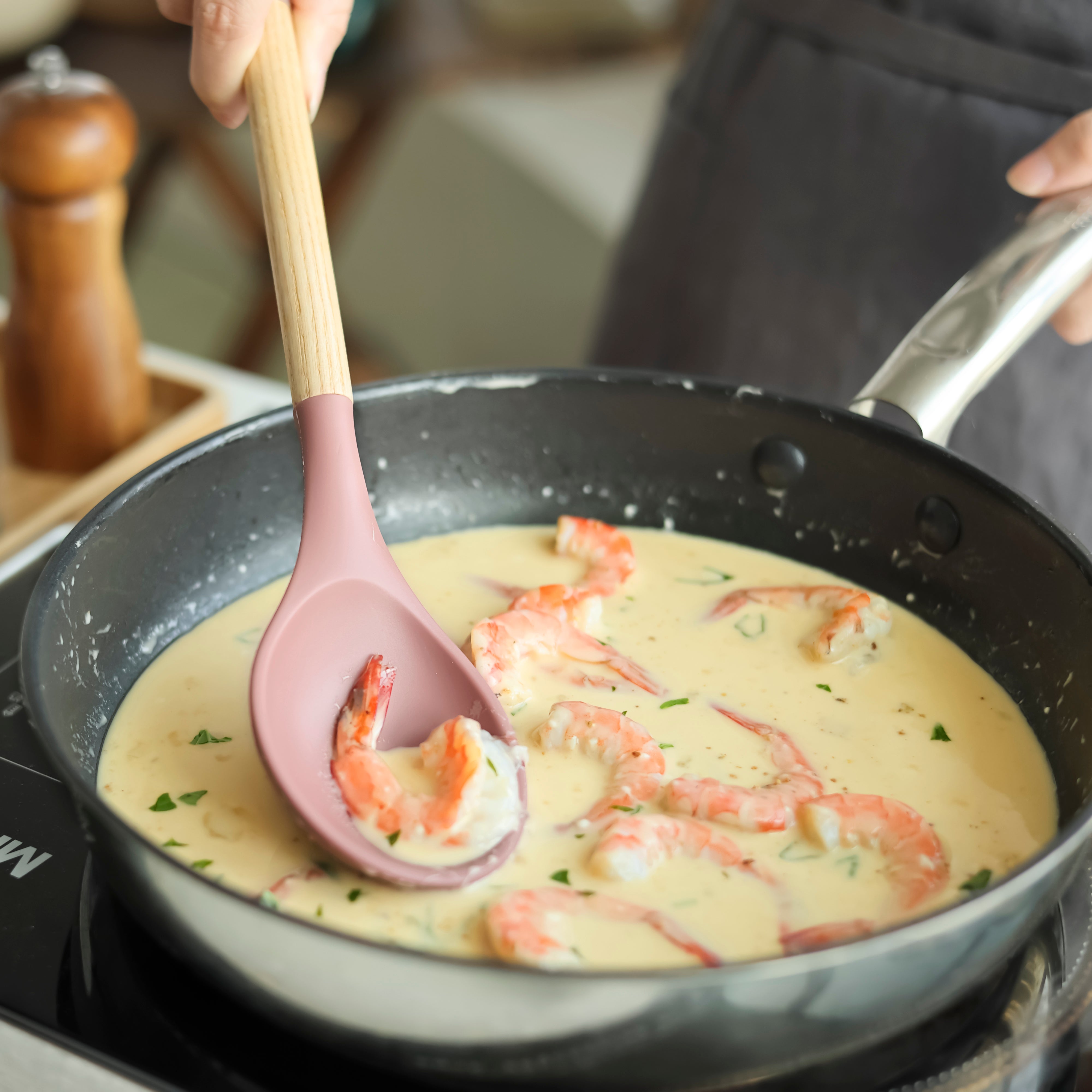 ملعقة سكب من الحر